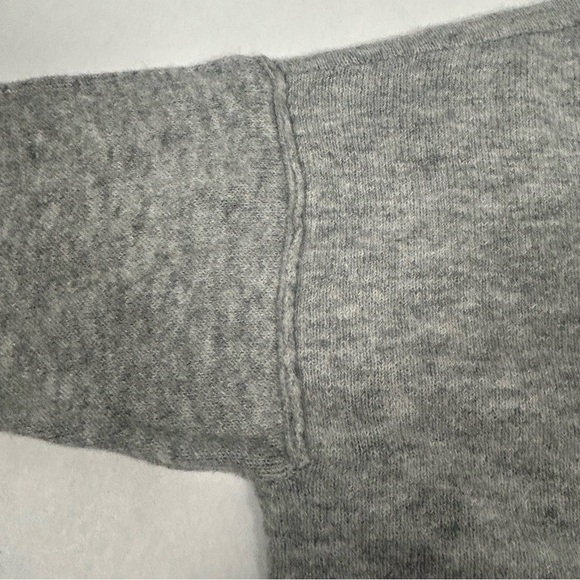 NWT Vince Camuto Light Grey Sweater with Red Heart - Picture 11 of 12